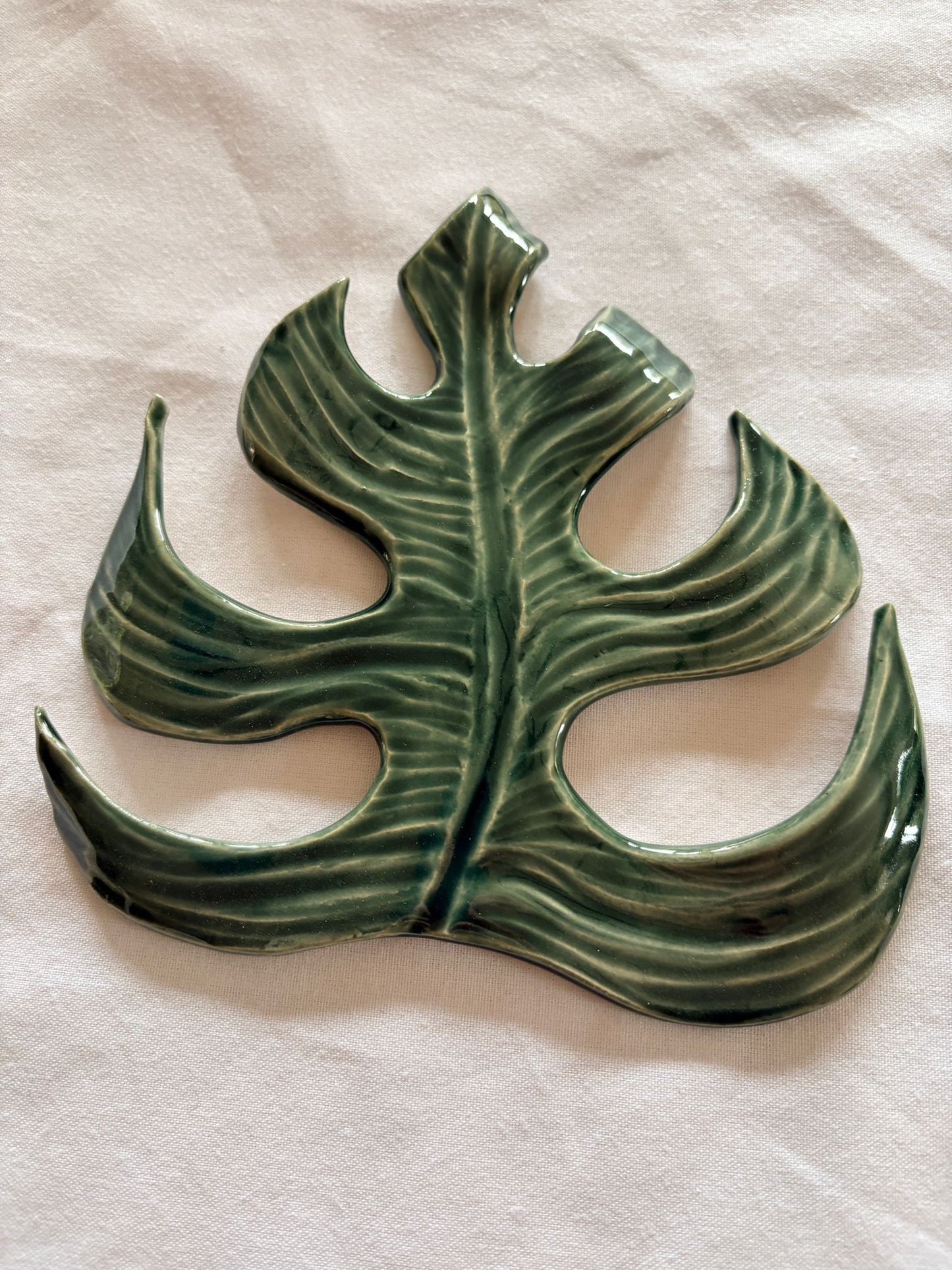 Monstera Deliciosa Leaf Plate Medium – Petal & Earth Collection