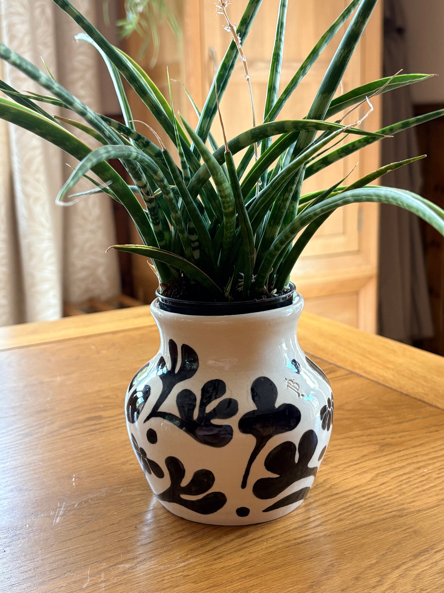Hand‑Painted Matisse‑Inspired Floral Monochrome Vase – Ink & Clay Collection