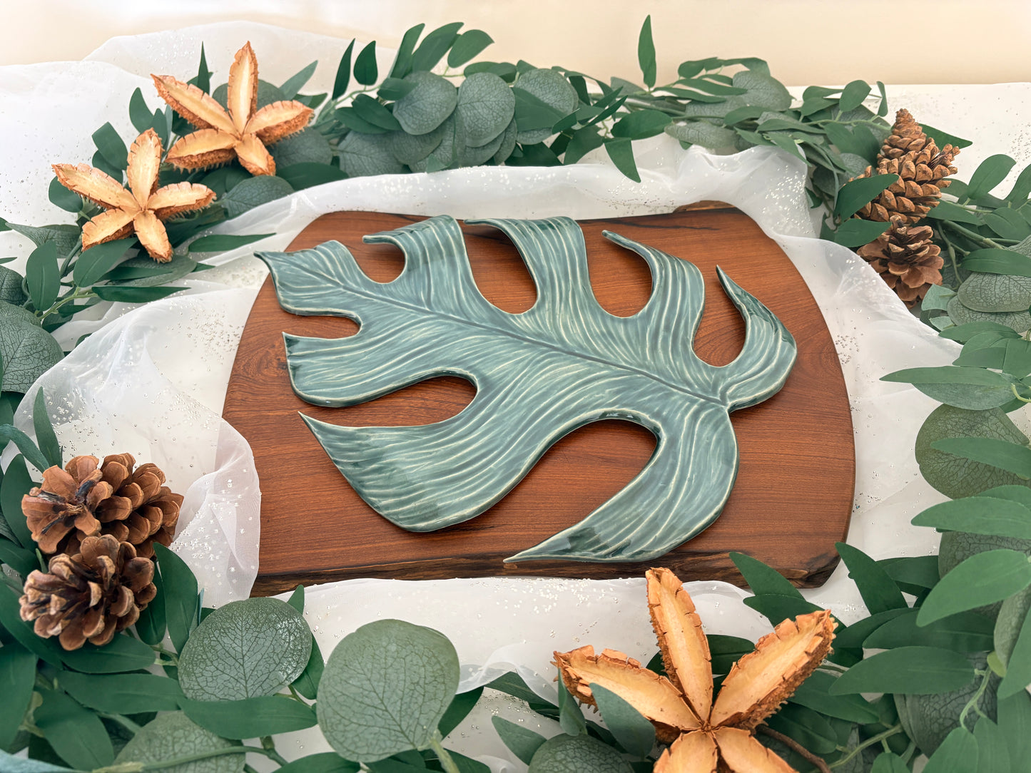 Monstera Deliciosa Leaf Plate Large – Petal & Earth Collection