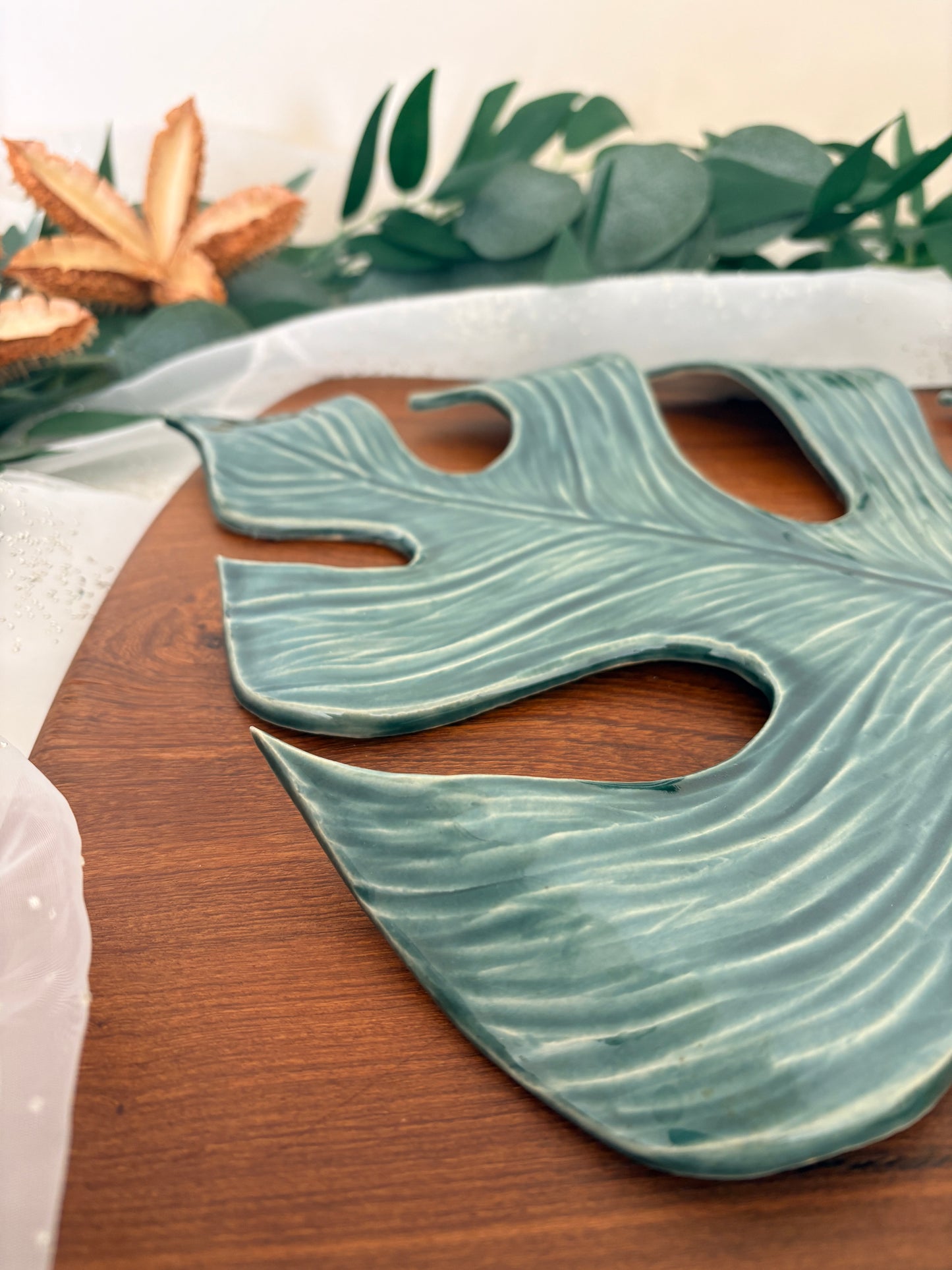 Monstera Deliciosa Leaf Plate Large – Petal & Earth Collection