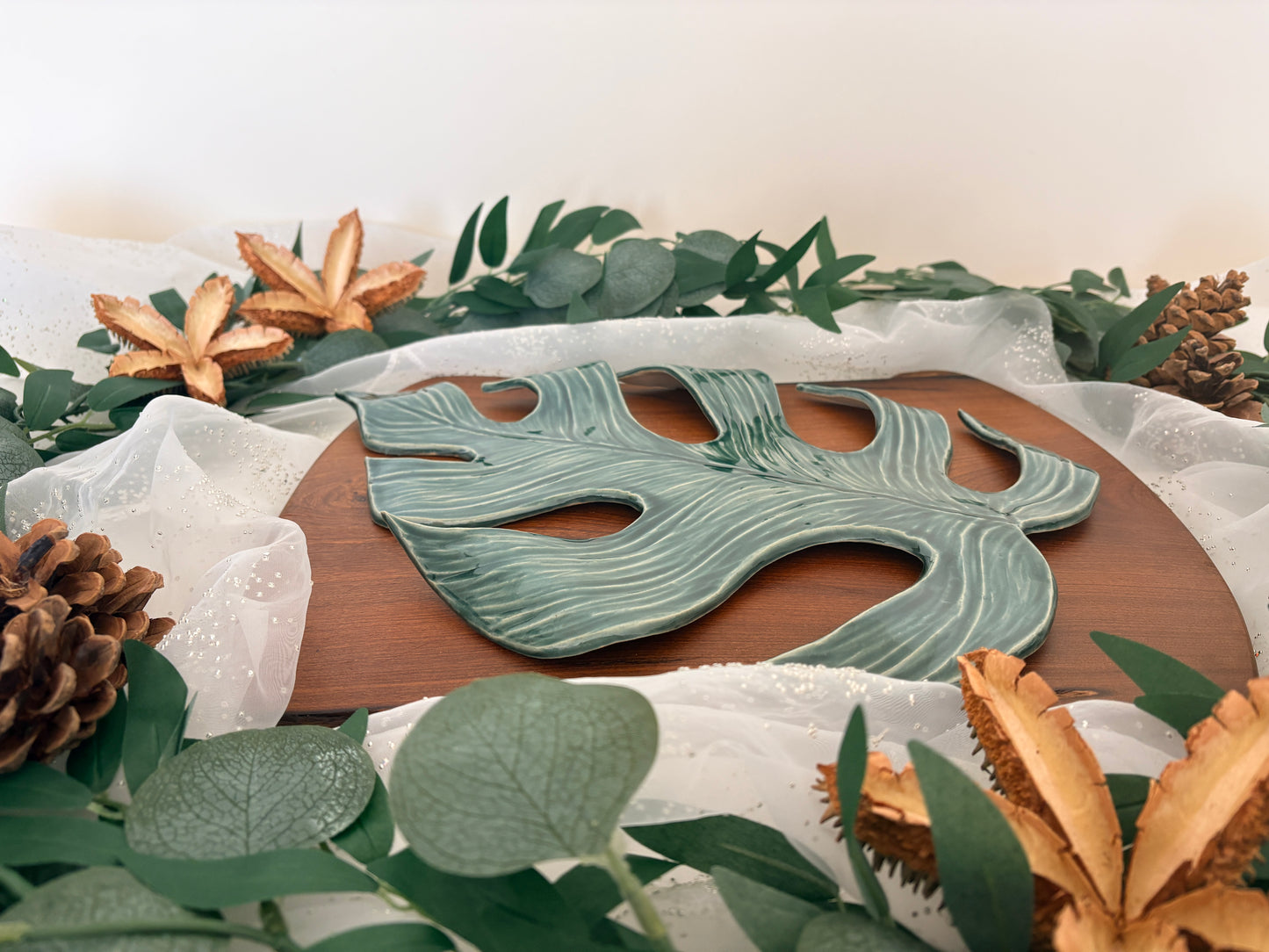 Monstera Deliciosa Leaf Plate Large – Petal & Earth Collection