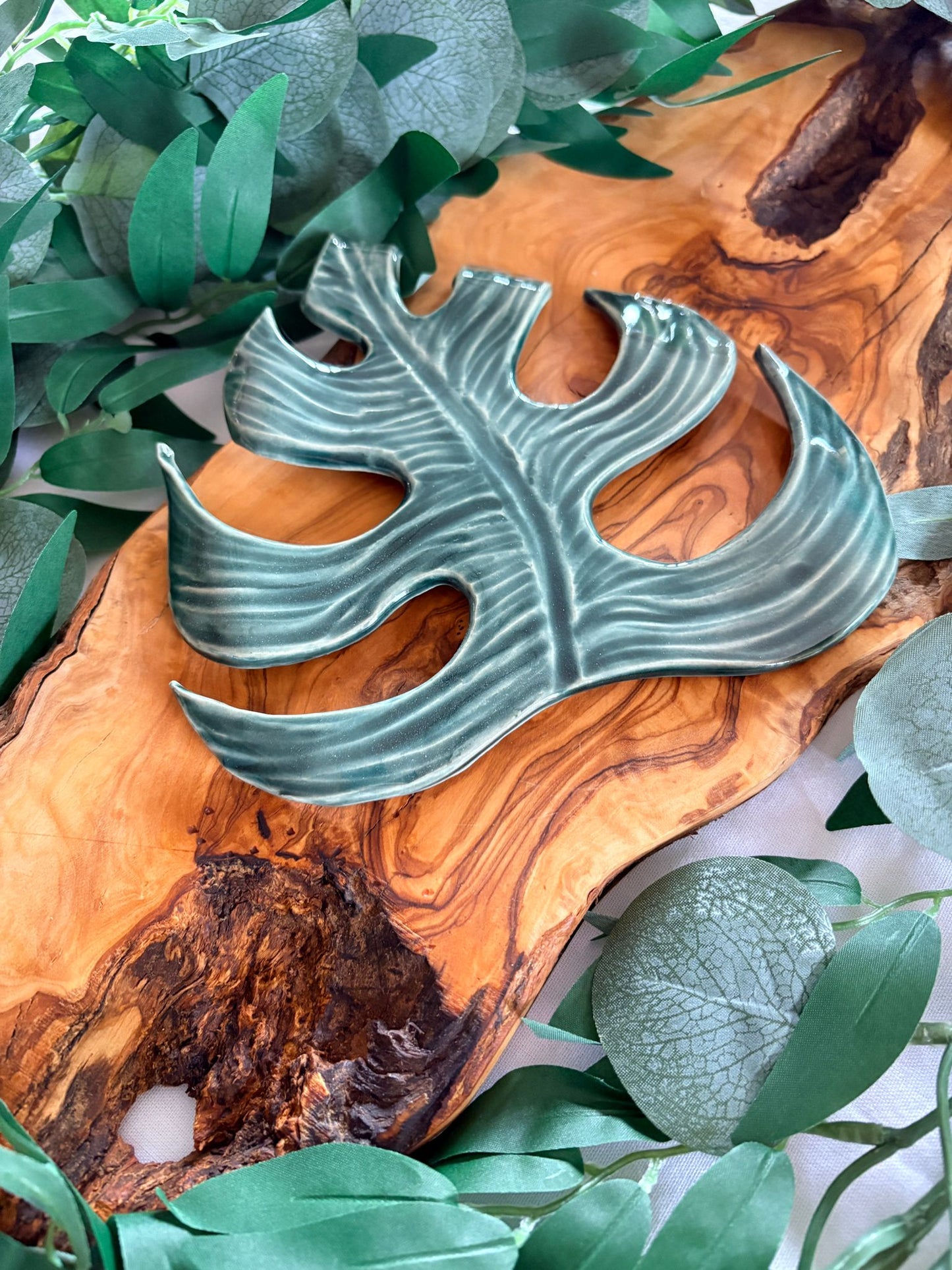 Monstera Deliciosa Leaf Plate Medium – Petal & Earth Collection